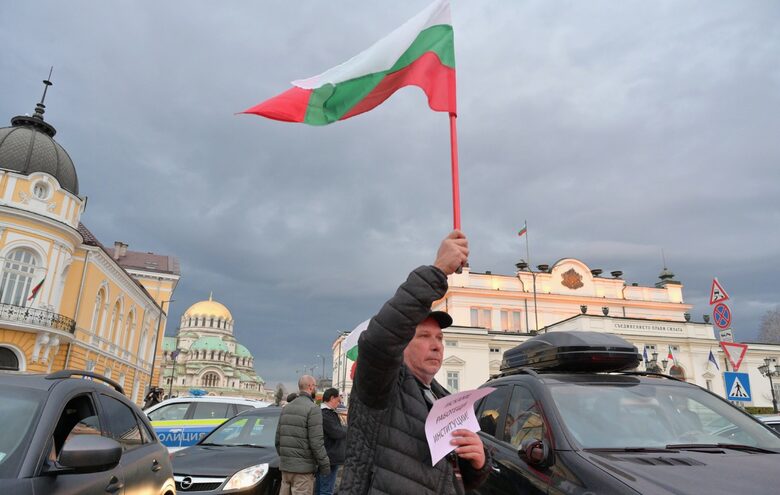 Във вторник (11 март) "Величие" организира протест пред Народното събрание и къщата на Бойко Борисов в Банкя.