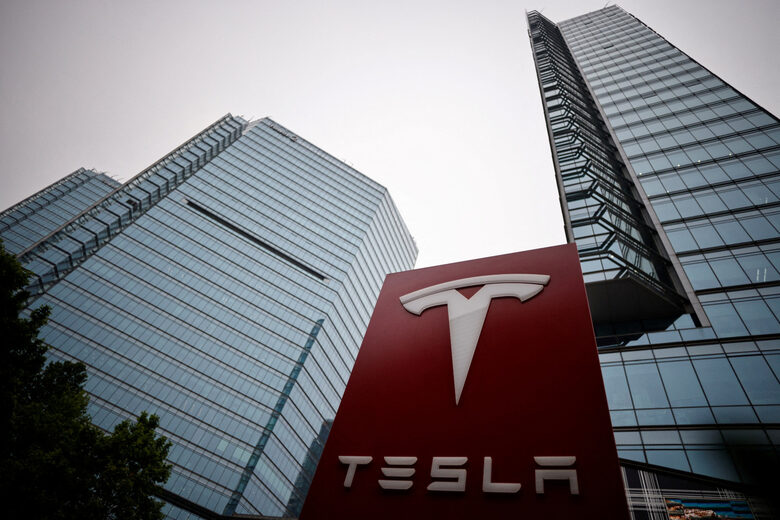 Главният изпълнителен директор на Tesla Илон Мъск, близък съюзник на Тръмп, ръководи усилията на Белия дом да намали размера на федералното правителство. Милиардерът оглавява така наречения отдел за ефективност на правителството.