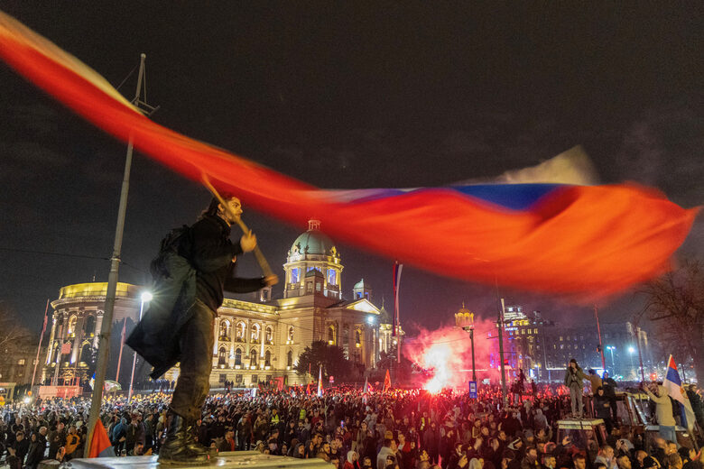 След историческия протест в Белград: блокадата продължава, Вучич предлага дата за избори и плаши със съд