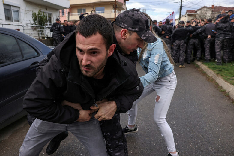 Млад мъж в опит да достигне до къщата.