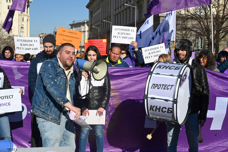 Протестиращи пред парламента искат "видимо увеличение" на заплатите в бюджетния сектор Протестиращи пред парламента искат "видимо увеличение" на заплатите в бюджетния сектор