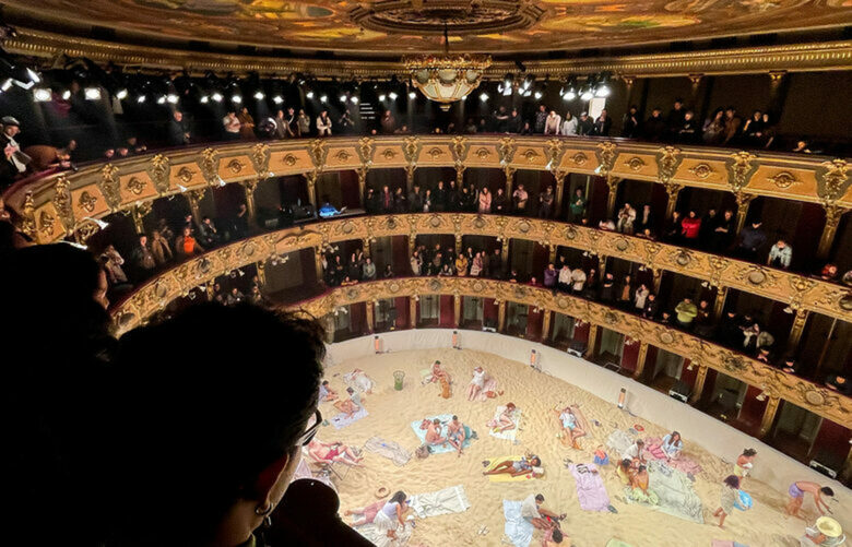 Генерална репетиция пред журналисти в Teatro Colón в Богота на литовската опера-пърформанс Sun & Sea, носител на Златен лъв 2019 г. Наричана още Опера за антропоцена, тя се разиграва в пространството за публиката, където върху плажни кърпи и от шезлонги изпълнителите пеят за климатичните промени, главоболията с масовия туризъм и тревожността в живота ни.