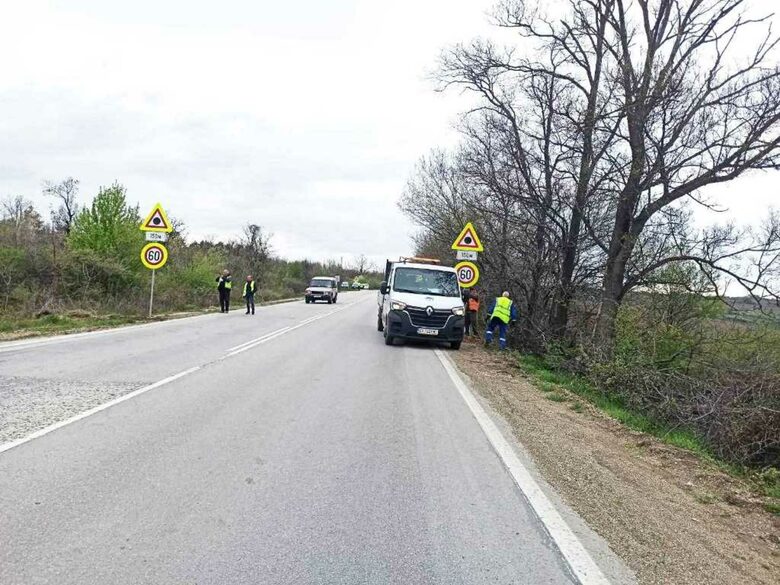 Днес в зоната на катастрофата са поставени 12 знака и 8 табели. Днес в зоната на катастрофата са поставени 12 знака и 8 табели.