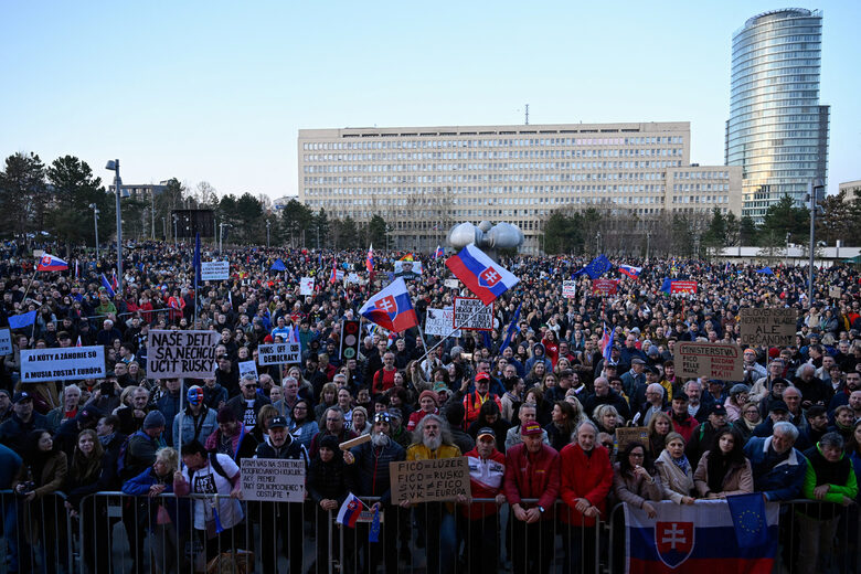 Днешните митинги в Братислава, Кошице и още четири други града са част от вълната от протести, породена от неотдавнашното посещение на Фицо в Москва за разговори с руския президент Владимир Путин. Фицо преструктурира обществените медии и премахна спецпрокуратурата за борба с корупцията. Днешните митинги в Братислава, Кошице и още четири други града са част от вълната от протести, породена от неотдавнашното посещение на Фицо в Москва за разговори с руския президент Владимир Путин. Фицо преструктурира обществените медии и премахна спецпрокуратурата за борба с корупцията.