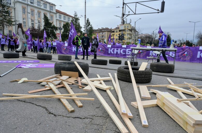 Недоволните символично сковаха стълба, която да използват за влизане в Министерство на финансите, ако исканията им не бъдат чути.