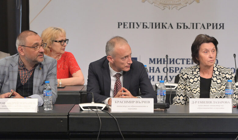 От ляво надясно: Андрей Чорбанов, председател на Комисията по образованието в Народното събрание, просветният министър Красимир Вълчев, заместник-министърът на образованието Емилия Лазарова