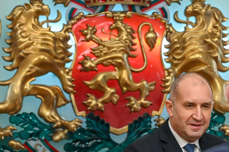 Радев не събра политическа подкрепа за референдума, една управляваща партия застана зад него