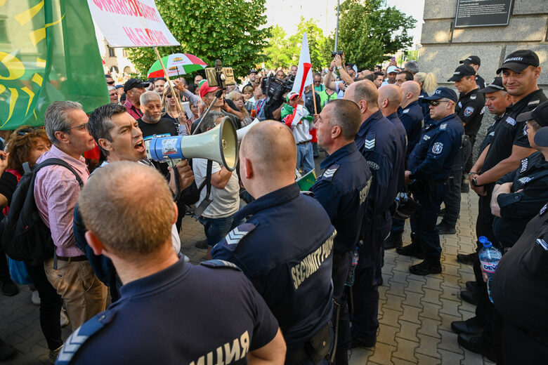 Стотици симпатизанти на "Възраждане" протестират пред парламента срещу еврото