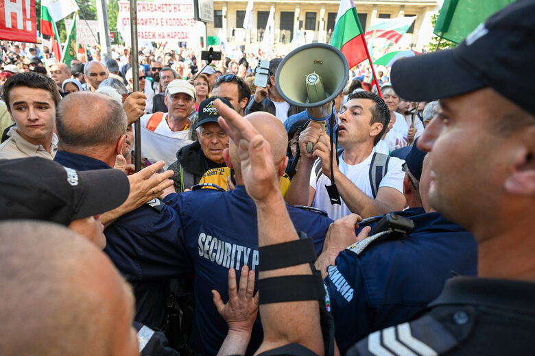 Протестиращите симпатизанти на "Възраждане" блокираха парламента