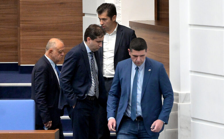 Според "Демократична България" вот на недоверие преди септември не трябва да има, но ще се обсъжда