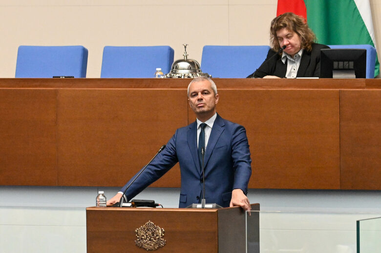 Костадинов плаши с "взривяване на еврозоната отвътре"