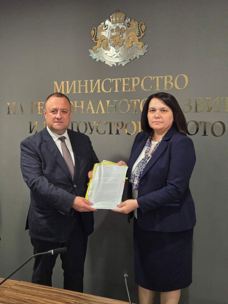 Кмет премина към Пеевски, два дни по-късно регионалният министър обяви финансиране за общински проекти