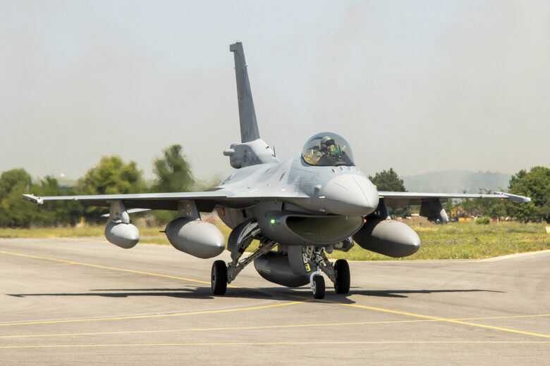 Вторият изтребител F-16 Block 70 кацна в България