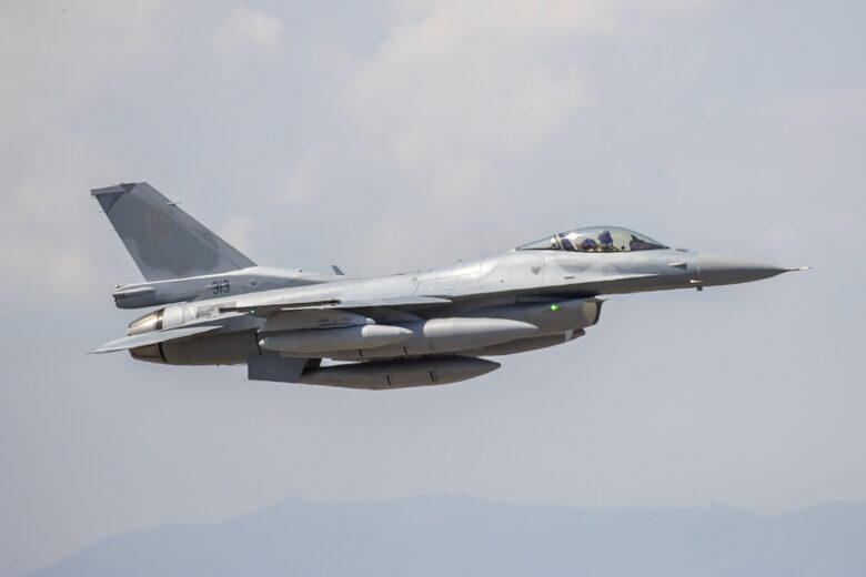 Вторият изтребител F-16 Block 70 кацна в България