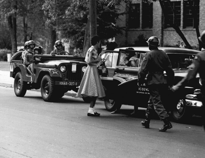Националната гвардия охранява през 1957 г. Деветимата от Литъл Рок – чернокожи младежи, записали се в местна гимназия, но на които властите отказват достъп по расистки подбуди.