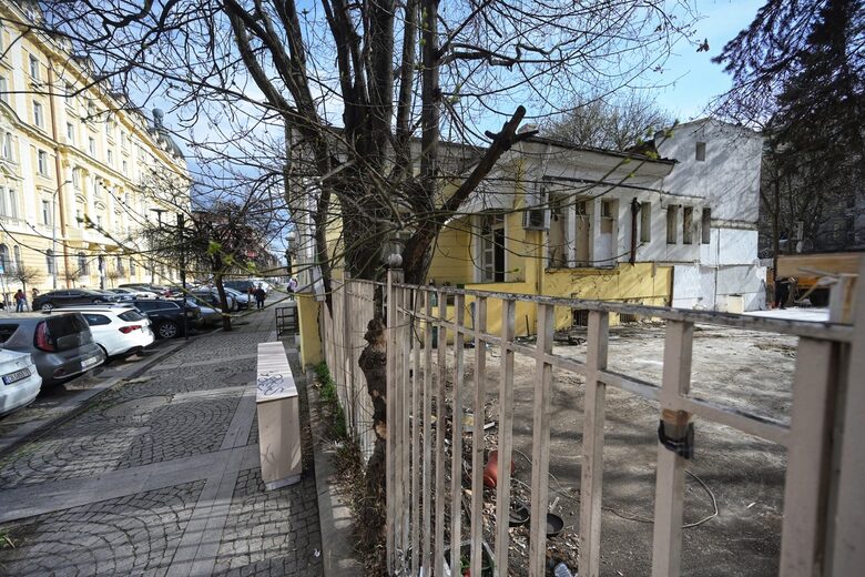 Ресторант "Синия лъв" сега е в ремонт. Ресторант "Синия лъв" сега е в ремонт.