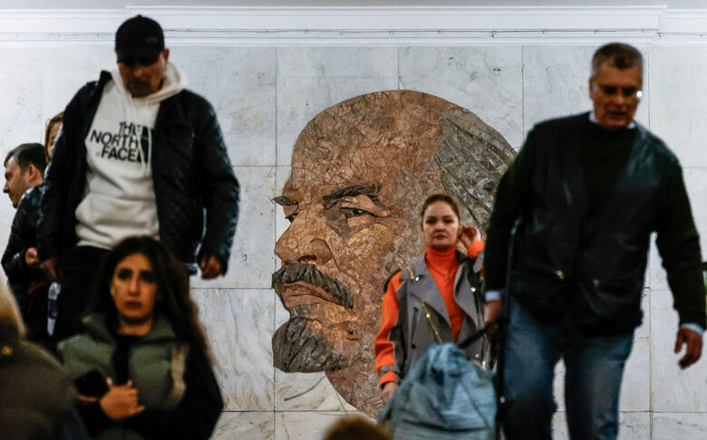 Изображенията на Ленин, като това в Московското метро, продължават да се намират навсякъде в Русия. Повечето от тях не бяха отстранени въпреки разкритията за ролята на лидера на болшевиките, които бяха направени по време на перестройката