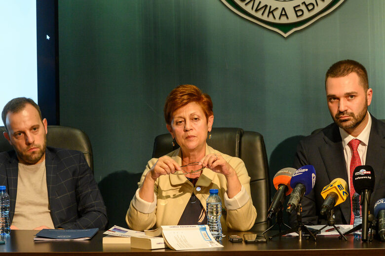 Илиана Кирилова се пенсионира в края на май, а доскорошните й заместници Христо Кръстев (вдясно) и Иво Илиев също освобождават постовете си Илиана Кирилова се пенсионира в края на май, а доскорошните й заместници Христо Кръстев (вдясно) и Иво Илиев също освобождават постовете си