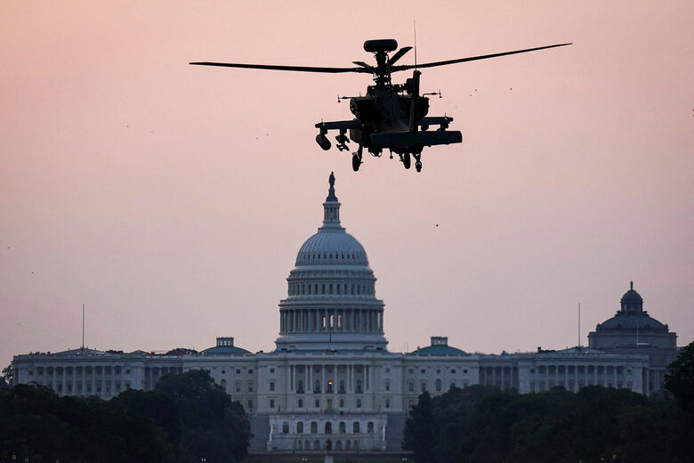Боен хеликоптер Boeing AH-64 Apache, който ще участва в парада за 250-ата годишнина на армията на САЩ, съвпаднала с рождения ден на Тръмп, се подготвя за кацане срещу сградата на Капитолия в столицата Вашингтон Боен хеликоптер Boeing AH-64 Apache, който ще участва в парада за 250-ата годишнина на армията на САЩ, съвпаднала с рождения ден на Тръмп, се подготвя за кацане срещу сградата на Капитолия в столицата Вашингтон