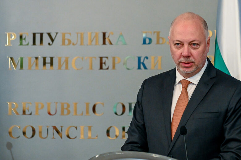 Външното министерство търси вариант за българите в Техеран и Израел
