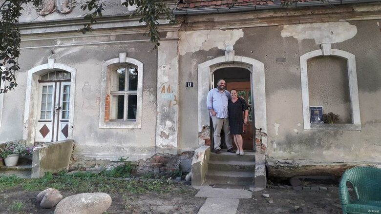 Много от къщите са западнали, но има семейства, които ги модернизират и остават