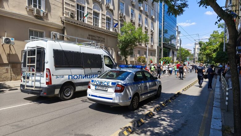 Охраняващите протеста полицаи определено бяха повече от участниците. Охраняващите протеста полицаи определено бяха повече от участниците.