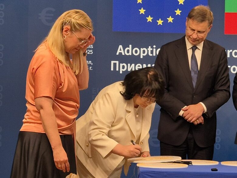 Заедно с еврокомисаря по икономика Валдис Домбровскис и финансовия министър на Дания подписаха символично сувенирни монети с българска страна.