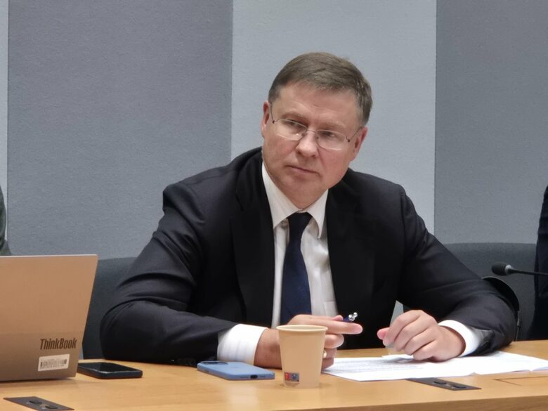 Еврокомисар определи като хипотетичен пътя назад за България