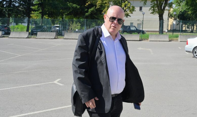 Бившият главен прокурор Иван Гешев дойде на разпит като свидетел в сградата на бившия спецсъд и прокуратура, които някога оглавяваше. Бившият главен прокурор Иван Гешев дойде на разпит като свидетел в сградата на бившия спецсъд и прокуратура, които някога оглавяваше.
