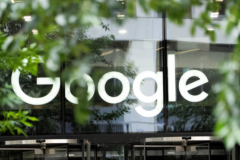 Браузърът на OpenAI е изграден върху Chromium, собствения код на браузъра с отворен код на "Гугъл". Миналата година OpenAI нае двама дългогодишни вицепрезиденти на "Гугъл", които бяха част от първоначалния екип, разработил Google Chrome.