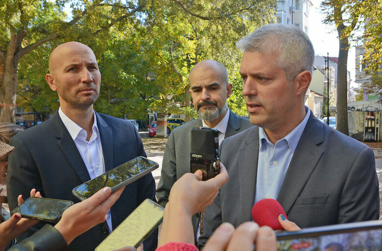 На снимката: Един от настоящите свидетели и бивш зам.-кмет на Варна Диан Иванов (първият вляво), Благомир Коцев (вдясно) и настоящият и.д. кмет Павел Попов.