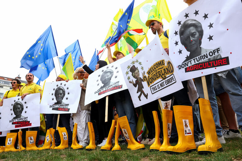 Десетки фермери протестираха в Брюксел в четвъртък срещу предложеното от Европейската комисия сливане на земеделските и кохезионните политики и очакваното от тях намаляване на финансирането в бюджета на ЕС за 2028-2034 г.