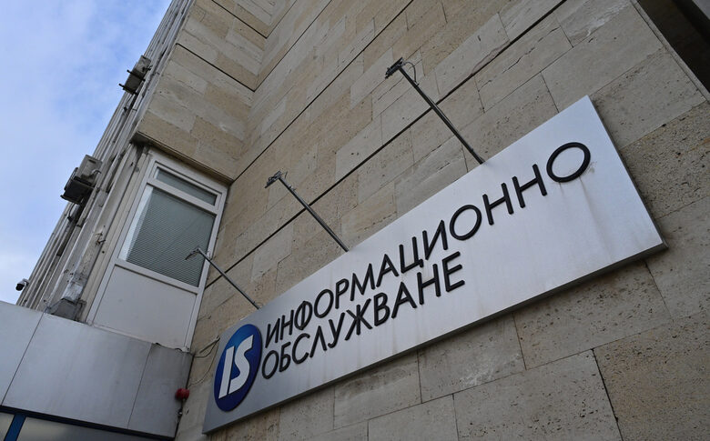 Европейската комисия установява, че поне 25 държавни и общински органа са подписали договори с "Информационно обслужване", без да обявяват обществени поръчки. Оказва се, че това е допустимо по Закона за електронното управление, макар да противоречи на европейските правила