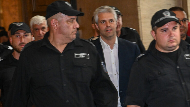 Благомир Коцев се насочва към съдебната зала.