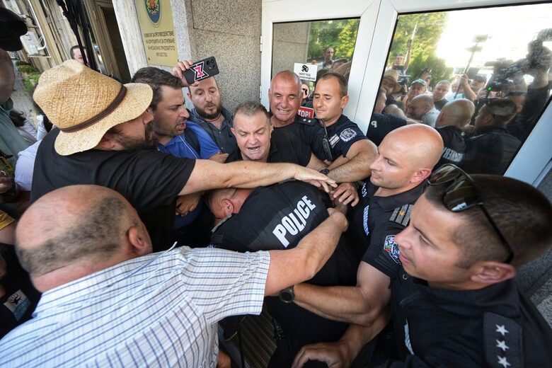 Протест пред антикорупционната комисия прерасна в сблъсък с полицията Протест пред антикорупционната комисия прерасна в сблъсък с полицията