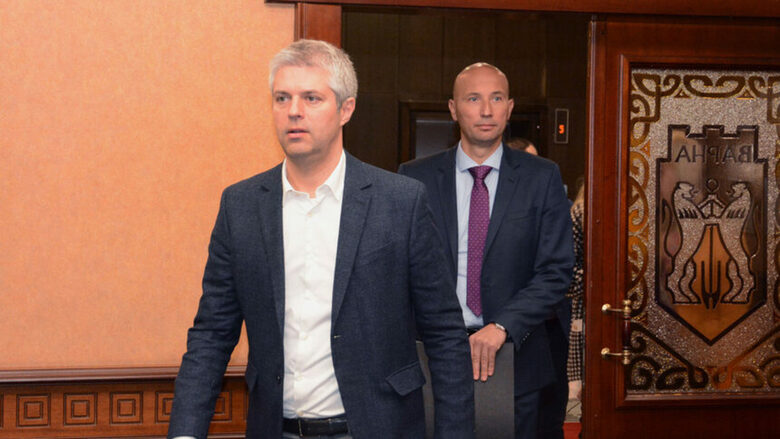 "Успех, момчета", е написала под тази снимка от встъпването в длъжност на Благомир Коцев съпругата на Диан Иванов Надежда Каракашева