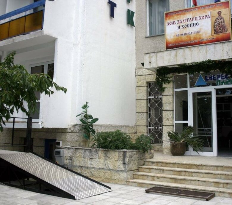 Домът "Св. Иван Златоуст" край Варна Домът "Св. Иван Златоуст" край Варна
