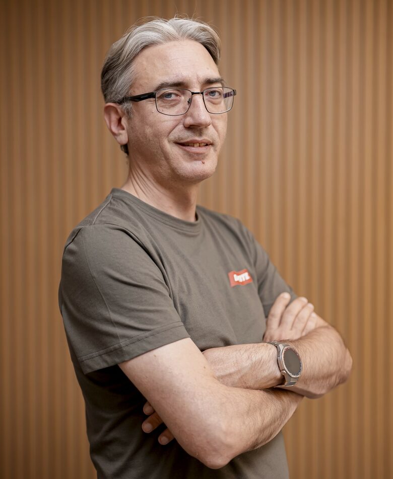 Милен Виденов, Application Engineer за "Потребителски лепила" Милен Виденов, Application Engineer за "Потребителски лепила"