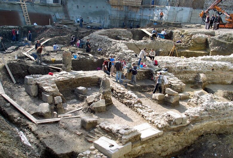 Разкопките в двора на Българския енергиен холдинг през 2006 г. Разкопките в двора на Българския енергиен холдинг през 2006 г.