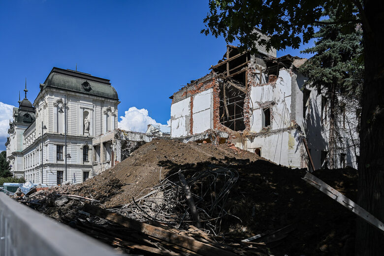 Северното крило на сградата на Национална художествена академия бе съборено, за да се изградят нови четири етажа и още два тавански.