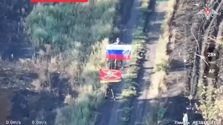 Русия разпространи видео, на което се вижда как руски войници държат знамена в двете превзети села. Русия разпространи видео, на което се вижда как руски войници държат знамена в двете превзети села.