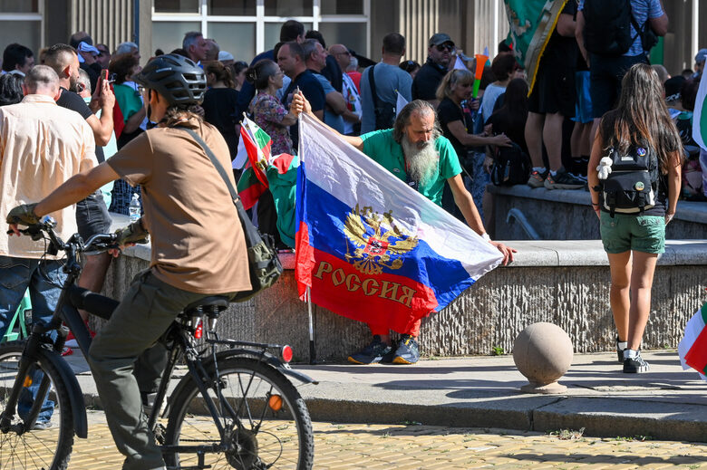 Поддръжници на "Величие" протестираха пред парламента Поддръжници на "Величие" протестираха пред парламента
