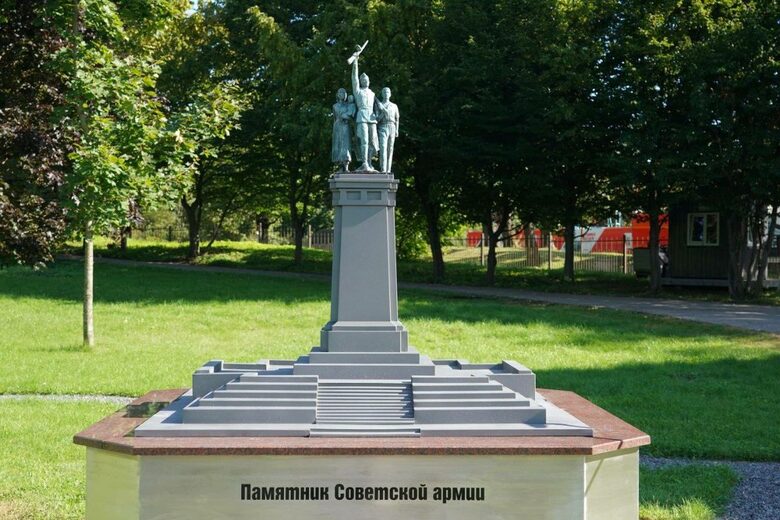 Паметникът на Съветската армия се появи в миниатюра в руски "парк на варварството"