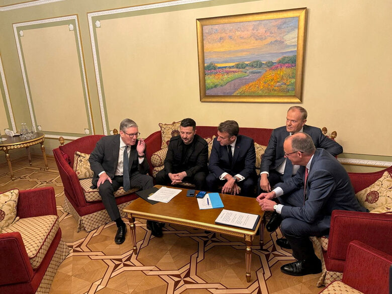 Украинският президент Володимир Зеленски с лидерите на водещите държави от Коалицията на желаещите: британският премиер Киър Стармър, френският президент Еманюел Макрон, полският премиер Доналд Туск и германският канцлер Фридрих Мерц. Украинският президент Володимир Зеленски с лидерите на водещите държави от Коалицията на желаещите: британският премиер Киър Стармър, френският президент Еманюел Макрон, полският премиер Доналд Туск и германският канцлер Фридрих Мерц.