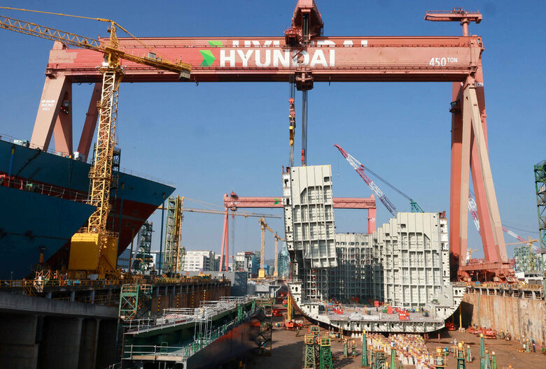 "Разбираме, че никой от задържаните не е пряко служител на Hyundai Motor Co. Ние даваме приоритет на безопасността и благополучието на всички, които работят на обекта, и спазваме всички закони и разпоредби, където и да работим", каза говорител на "Хюндай". Фабриката за батерии е част от инвестициите на Hyundai в щата на стойност 12.6 млрд. долара.