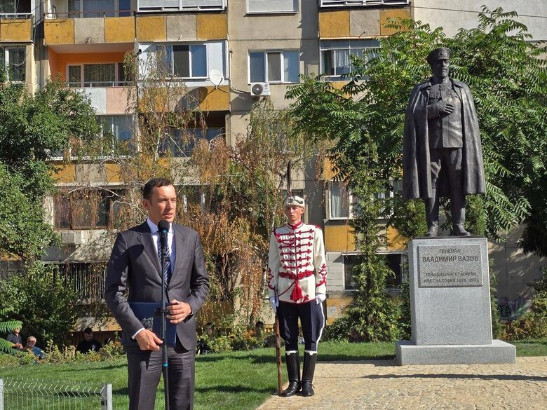 Паметник на ген. Владимир Вазов бе открит в София Паметник на ген. Владимир Вазов бе открит в София