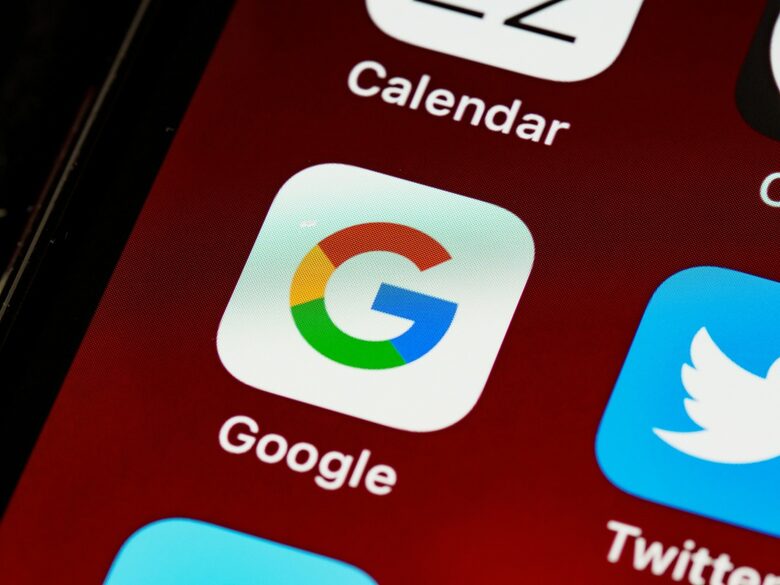 Издатели съдят Google заради резюмета на статии от изкуствен интелект на компанията