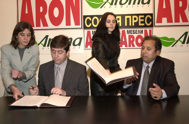2001г. Първанов подписва коалиционно споразумение с партия "Рома", която стана част от "Коалиция за България"