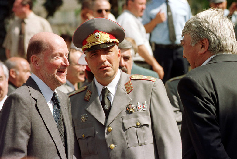 На празничен парад на полицията през 2005г. с тогавашния премиер Симеон Сакскобургготски и тогавашния вътрешен министър Георги Петканов