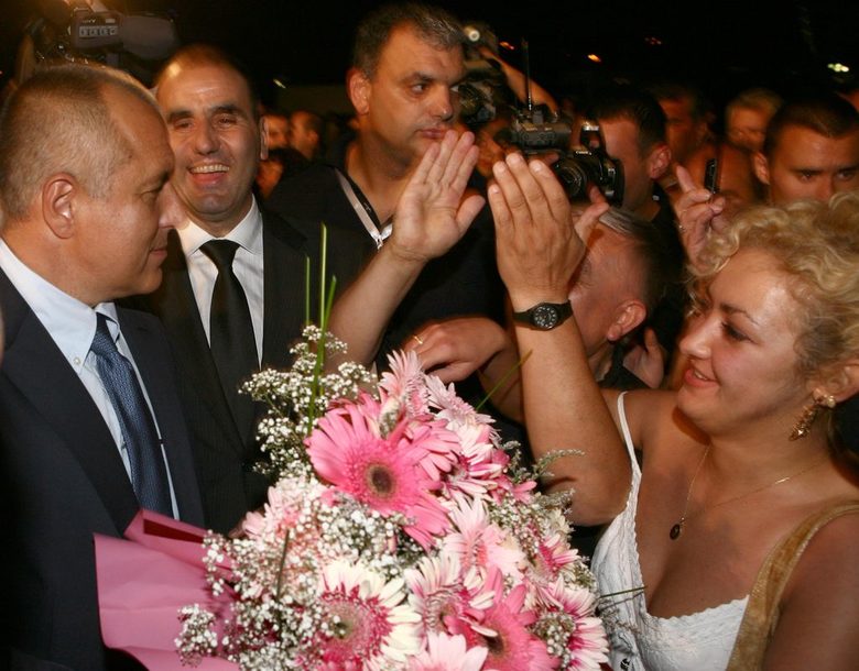 Бойко Борисов приема поздравления от симпатизанти за победата на парламентарните избори през 2009г.